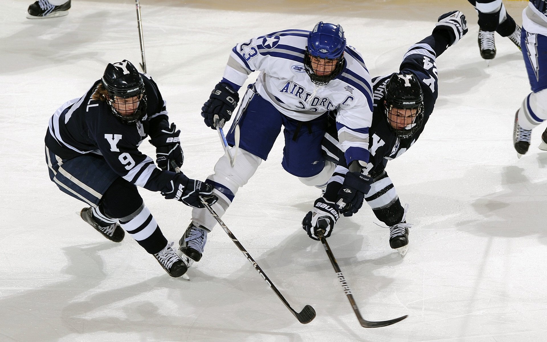 李恩：凭借出色的视野和精准传球，他提升了全黑队进攻效率，李恩壁因一件球衣爆红